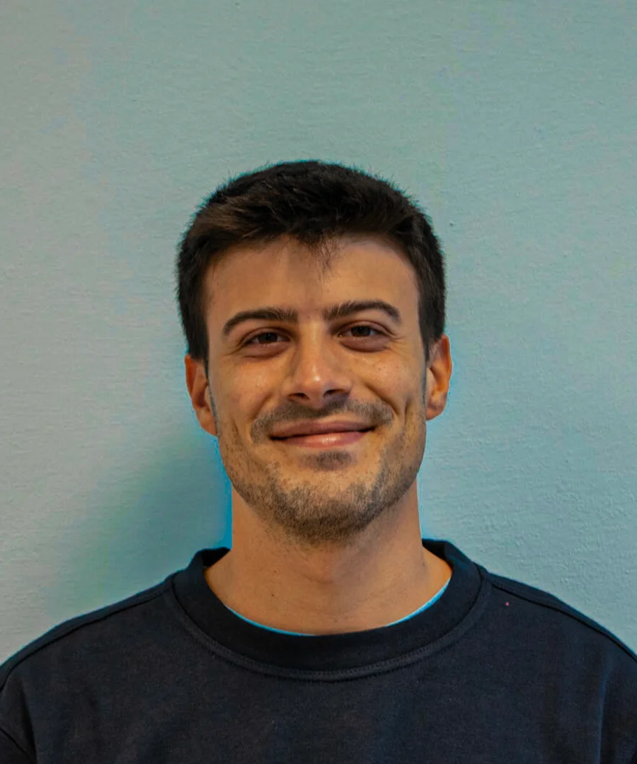 Ritratto di Fabio Rossi, sorridente, su sfondo azzurro